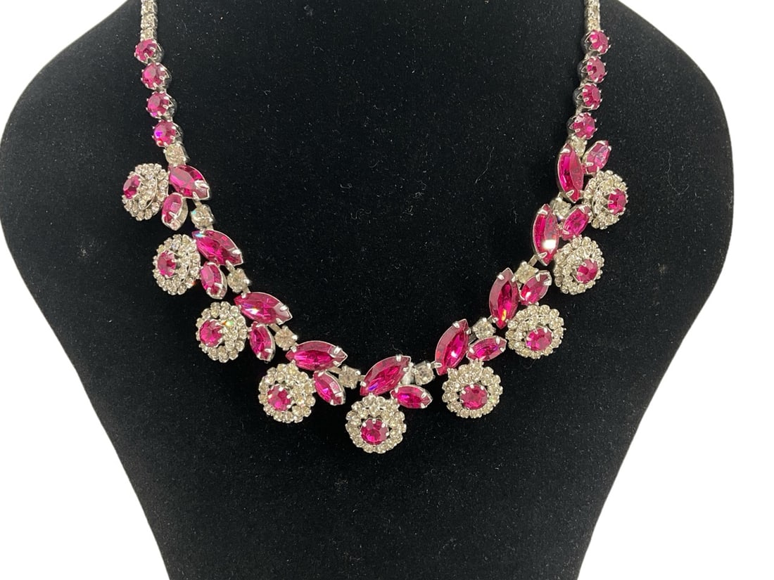 Absolutely Beautiful Fuchsia Fashion Crystal and DiamantÈ Stone Necklace: Absolutely Beautiful Fuchsia Fashion Crystal and DiamantÈ Stone Necklace A gorgeous vintage fashion crystal necklace is in this lot which has an adjustable-length choker piece with marquise and round