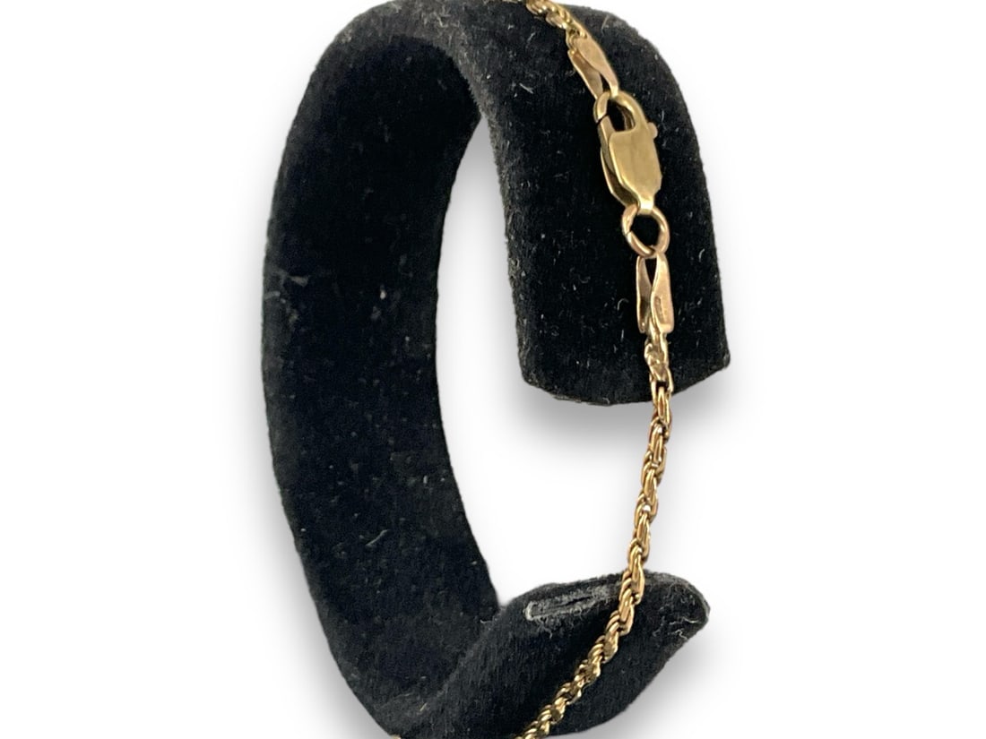 14kt Yellow Gold Bracelet: 14kt Yellow Gold Bracelet 2.7 grams total weight, 7.375" in length, spiral chain design, 1.5mm in width, lobster hook clasp closure, stamped and tested 14kt yellow gold, made in Italy.