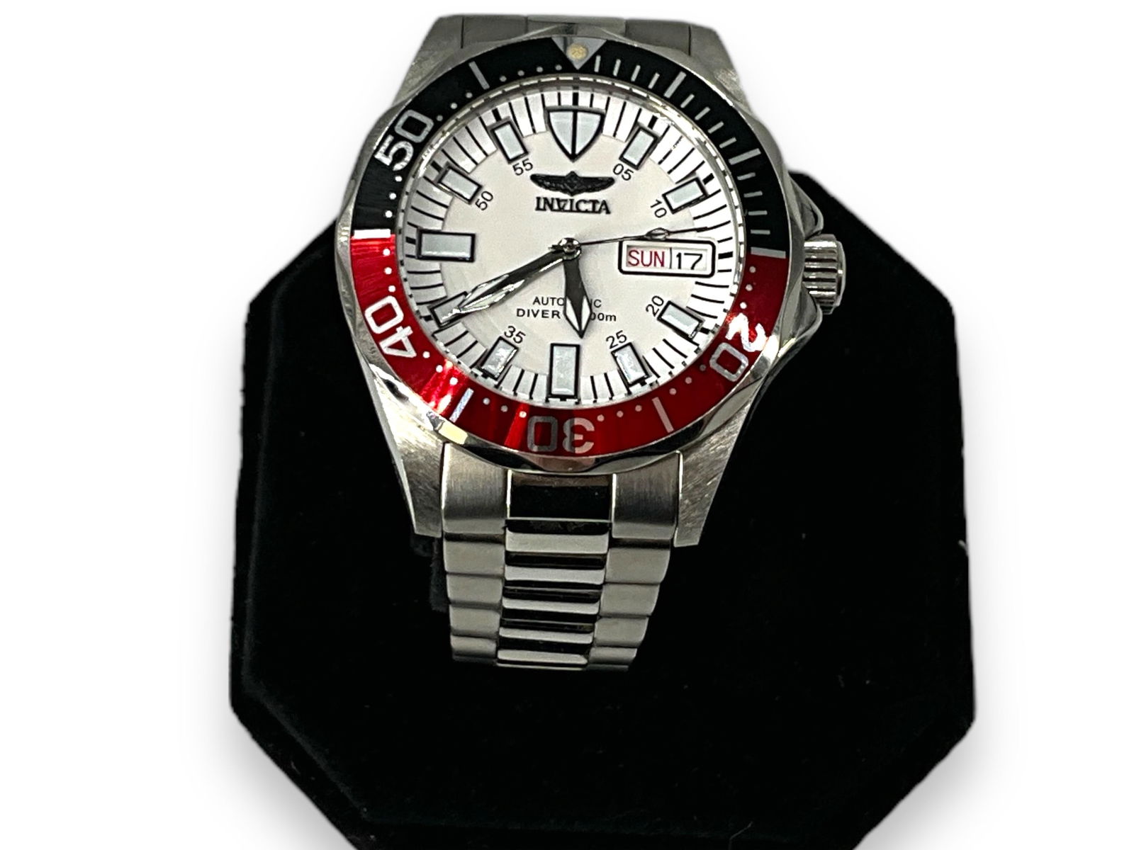 Invicta Pro Divers Wrist Watch: Invicta Pro Divers Wrist WatchAutomatic movement, coke bezel, 24 jewel movement, day date window at the 3 O'clock position, sterling silver case and band, working at the time of listing, (40mm ) bezel