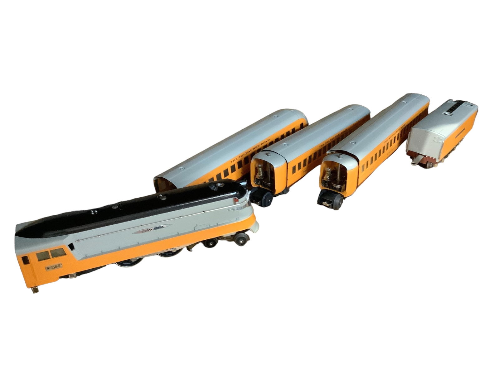 Pre-War Lionel "O" Gauge Hiawatha Train with Cars (5) piece lot (1 of 3)