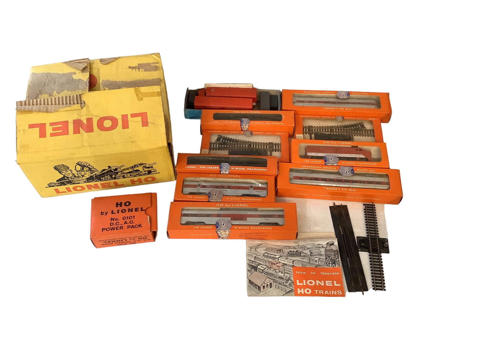 Lionel Postwar "HO" Gauge "ABA" Diesel Paseenger Set (1 of 2)