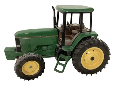 ERTL John Deere 7600 Die Cast Cab Tractor w/MFWD