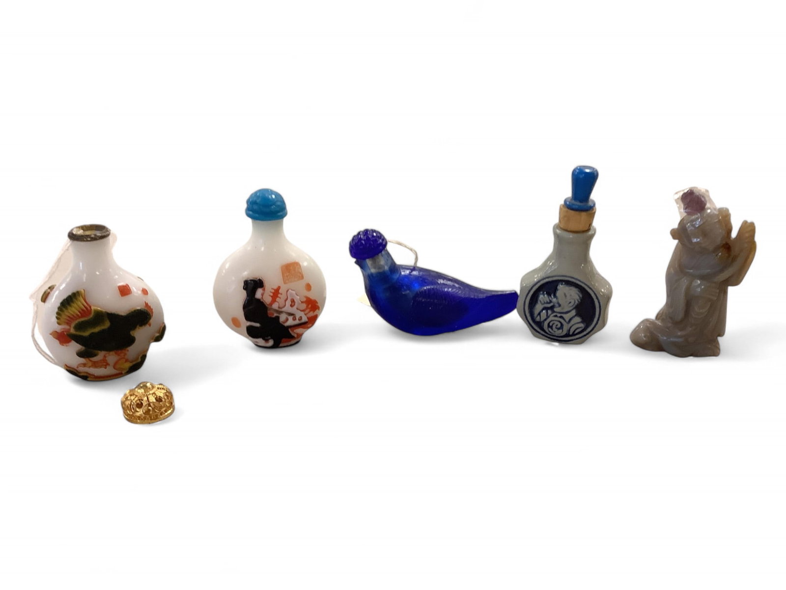 5x snuff bottles: 5x snuff bottles Ranging from 2"-3" high. 1 with damaged lid