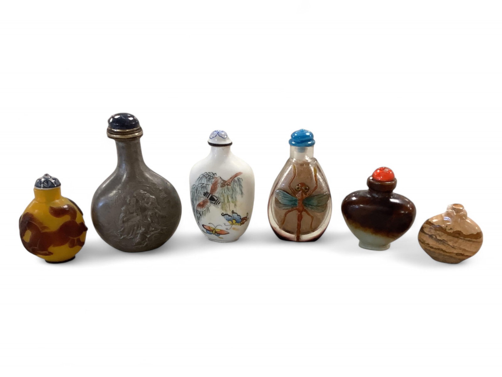 6x snuff bottles: 6x snuff bottles Ranging 1.5"-3.5" high. One without lid