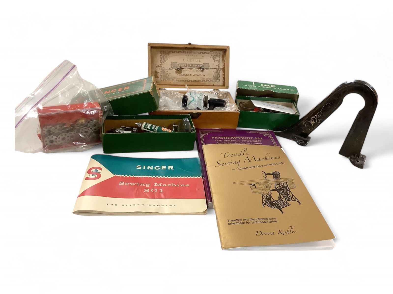 Singer Accessories and Attachments (1 of 2)