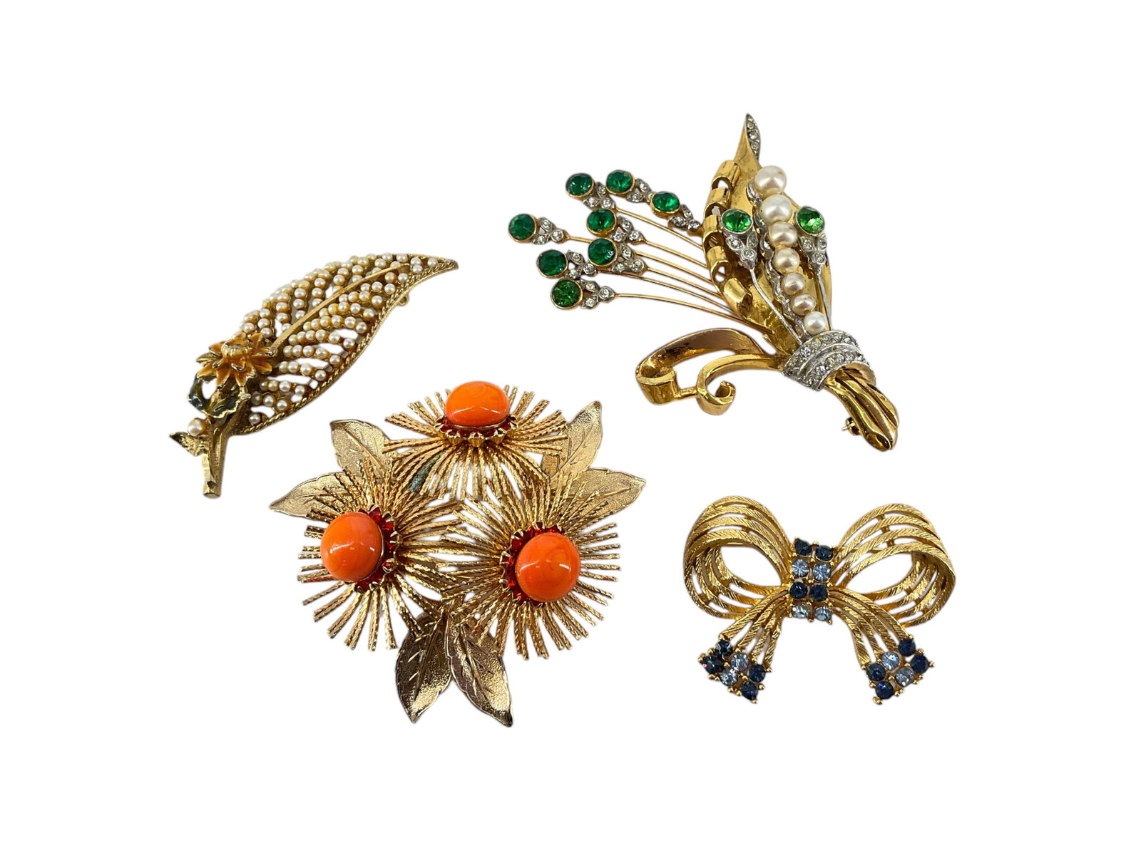 Four Dazzling Vintage Fashion Brooches: Four Dazzling Vintage Fashion Brooches Lot contains a sparkling gold-tone vintage brooch which has silver-tone accents, faux pearls, diamantÈ crystals and green fashion crystal decoration. This brooc
