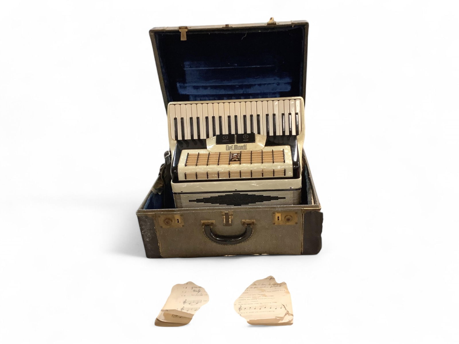 Del Monti 41 Key 120 Bass Accordion: Del Monti 41 Key 120 Bass AccordionIncludes case and beginner instruction book. Made in Italy.