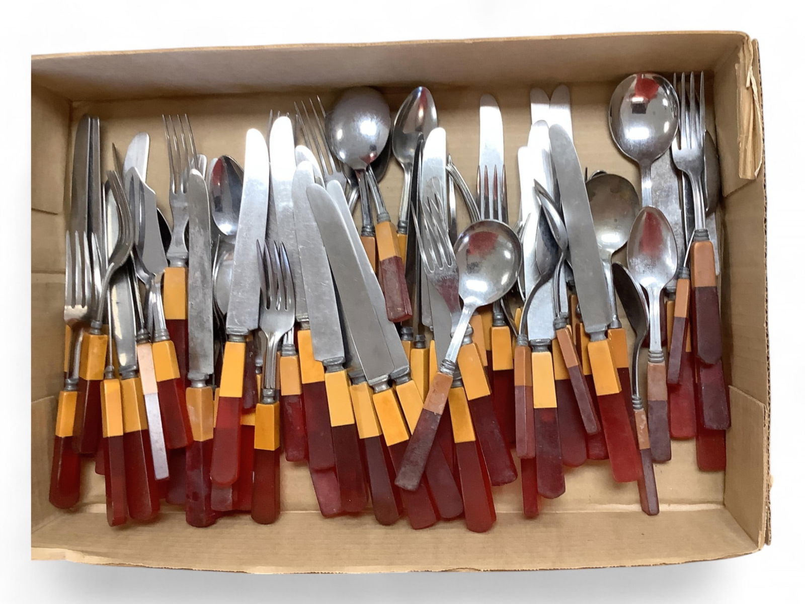 67 Vintage Pieces of Bakelite Silverware (1 of 3)
