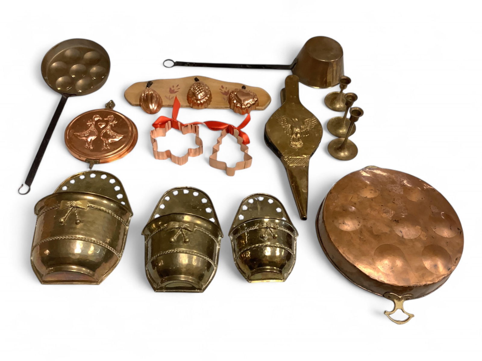 Copper Kitchen Items (17): Copper Kitchen Items (17)Includes two long handles pans, a bellows, three candle sticks, three wall decorations, cookie cutters molds and a large (11.5" diameter) pan.
