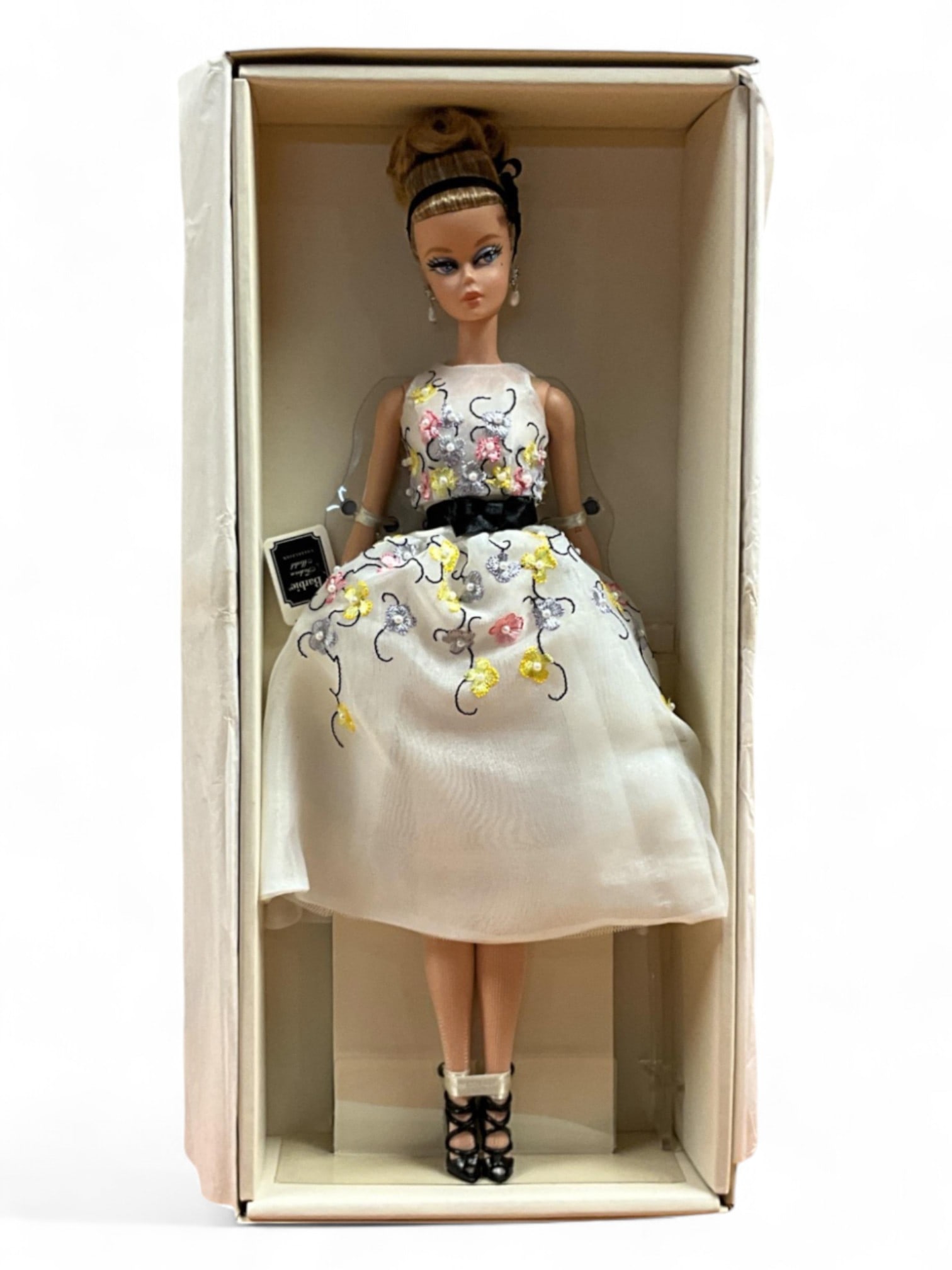 2015 Silkstone "Classic Cocktail Dress" Barbie Fashion Model, Gold Label Collection DWG56 /10000: 2015 Silkstone "Classic Cocktail Dress" Barbie Fashion Model, Gold Label Collection DWG56 /10000For the BFMC's 2016 "New Classics" Collection, BarbieÆ thrives in an enchanting take on spring form