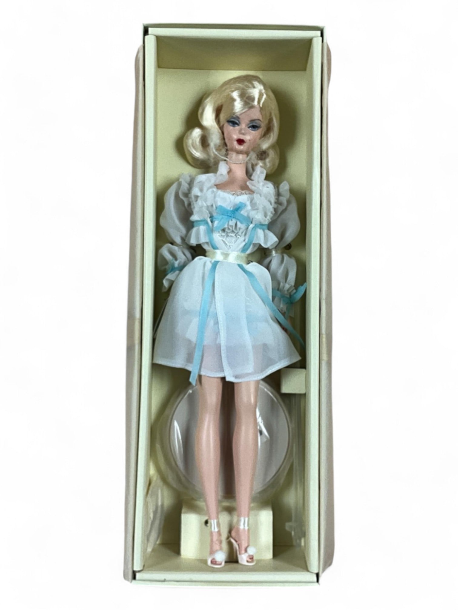 2007 Silkstone "The Ingenue" Barbie Fashion Model, Gold Label Collection K7932 /14140: 2007 Silkstone "The Ingenue" Barbie Fashion Model, Gold Label Collection K7932 /14140The storied Tinseltown gets a fresh perspective with the BarbieÆ Fashion Model Collection, beginning with The