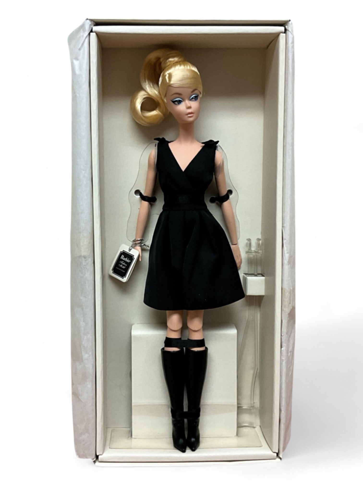 2016 Silkstone Barbie Fashion Model "Classic Black Dress" Gold Label Collection DKN07 /10000: 2016 Silkstone Barbie Fashion Model "Classic Black Dress" Gold Label Collection DKN07 /10000The little black dress is a staple in any sophisticated wardrobe. Posable BarbieÆ wears this classic wi