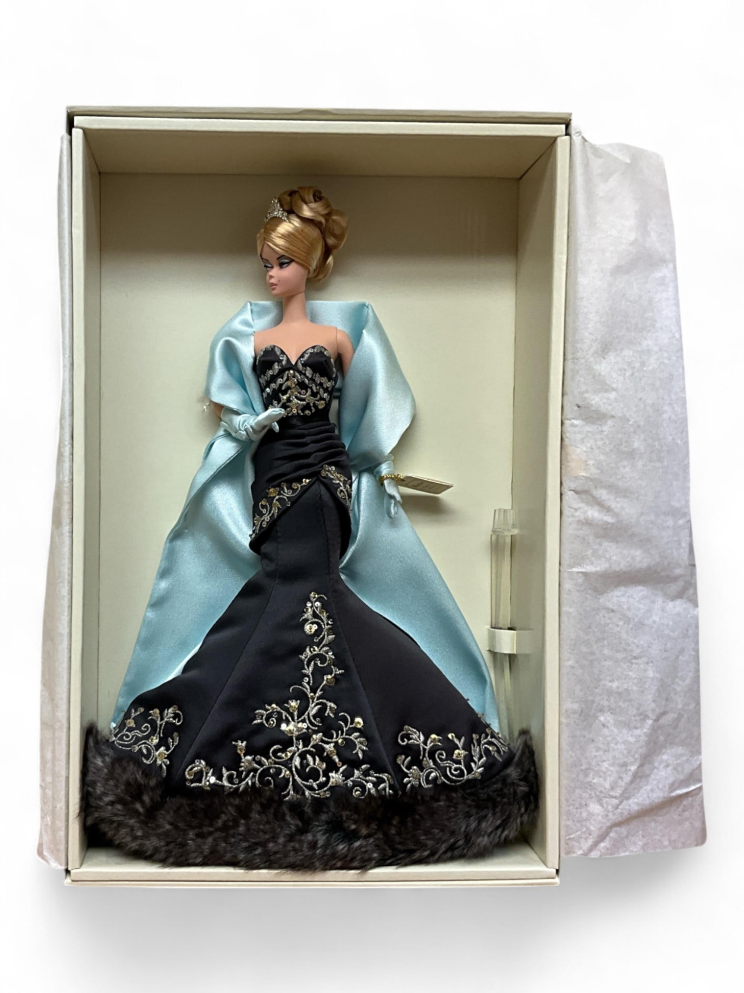 2005 Silkstone Barbie Fashion Model "Stolen Magic" Gold Label Collection G8072, /25000: 2005 Silkstone Barbie Fashion Model "Stolen Magic" Gold Label Collection G8072, /25000The most glorious respite in the hectic life of a model: a fabulous city vacation. Fashion, however, takes no holi