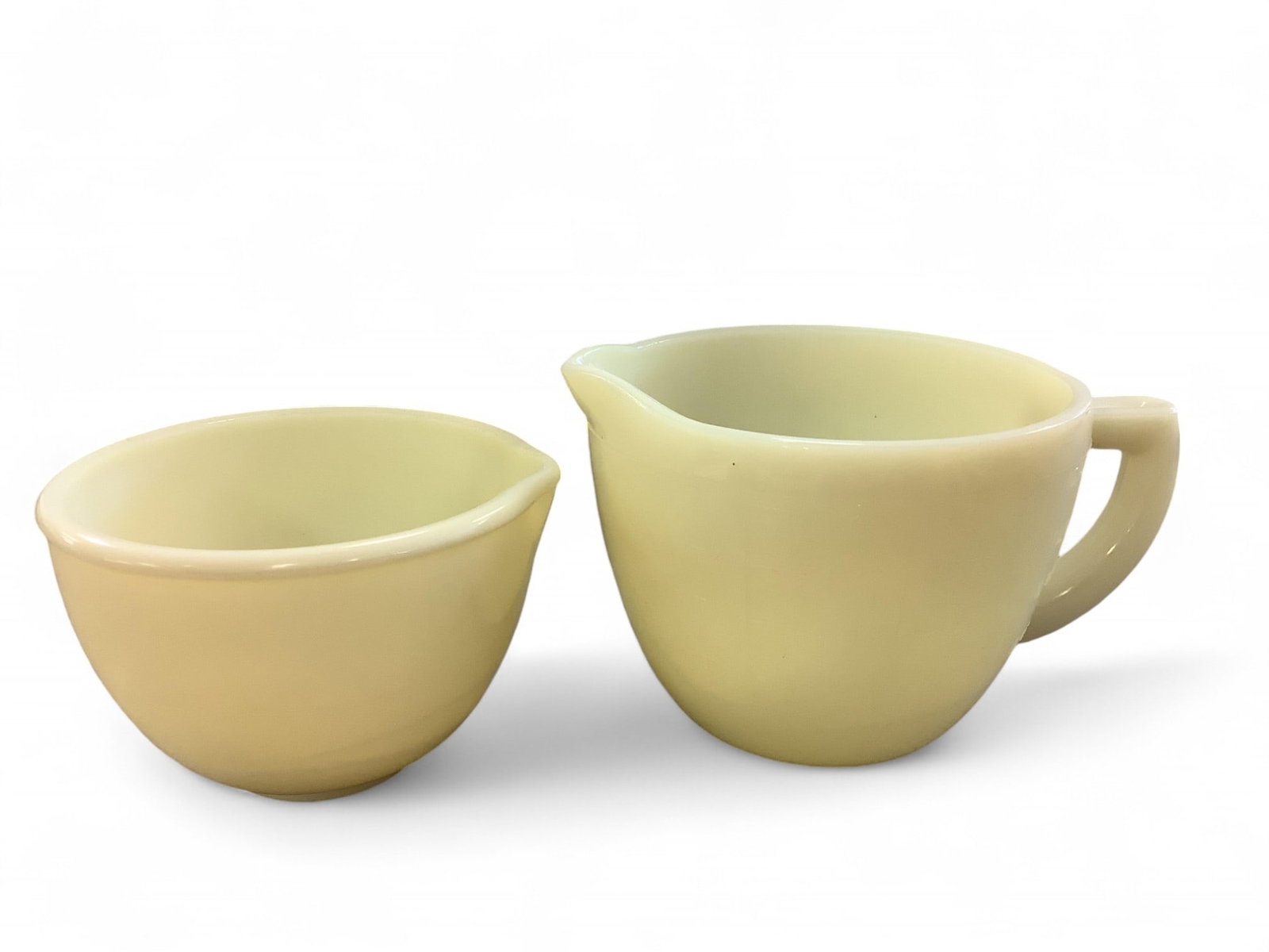 McKee Uranium Custard Glass: McKee Uranium Custard GlassIncludes a one pint liquid measuring cup and a smaller bowl with spout.