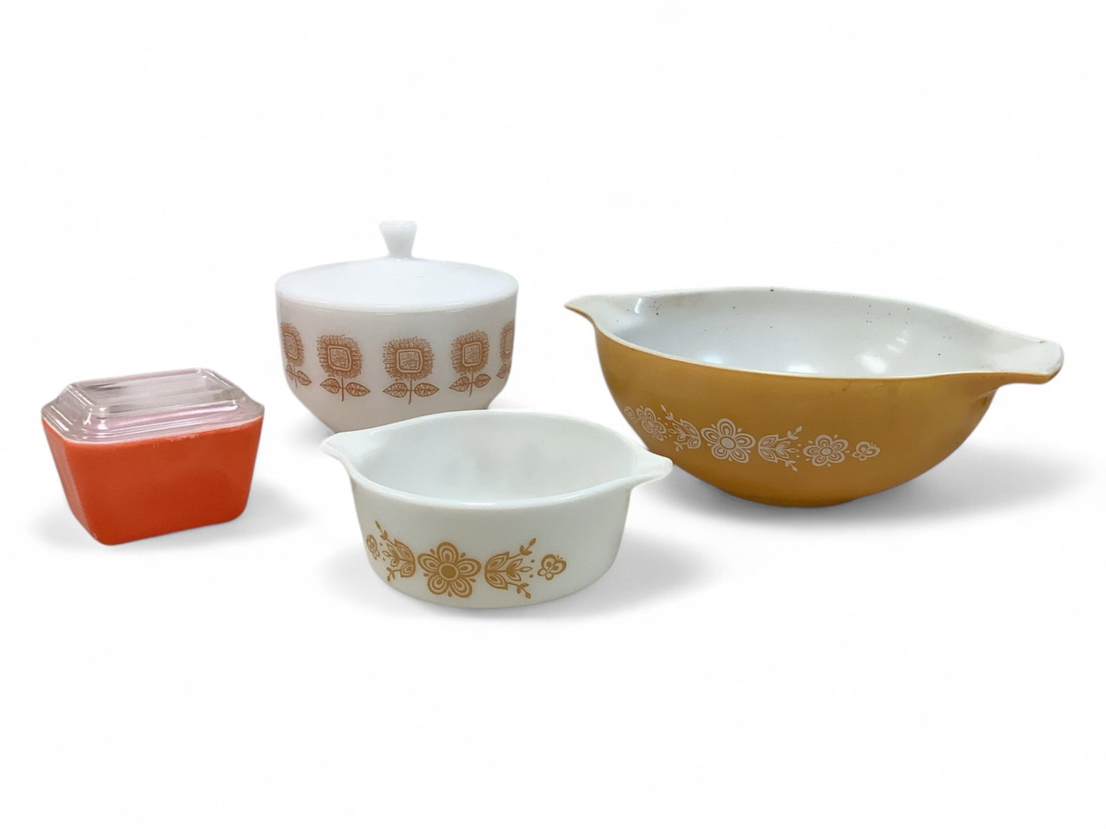 (4) Pieces of Vintage Pyrex: (4) Pieces of Vintage Pyrex
