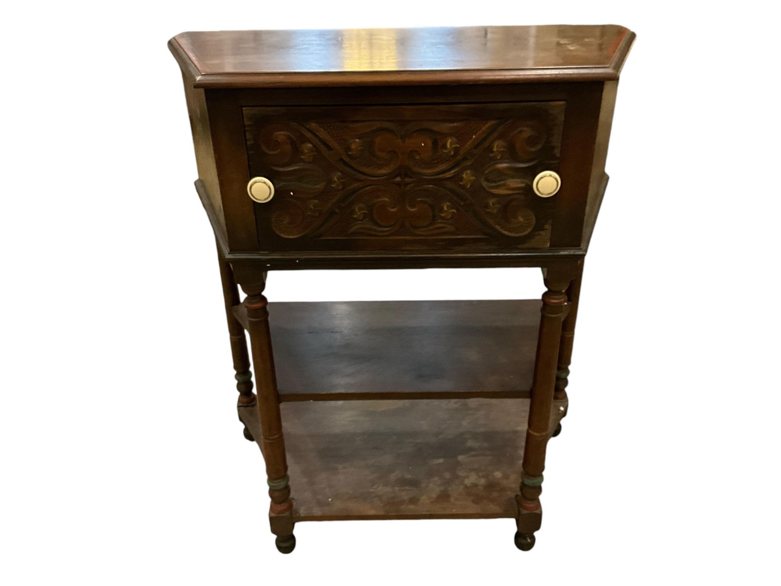 VTG Kittinger Worth While Furniture Side Table 34 x 30 x 16 in. (86.4 x 76.2 x 40.6 cm.): VTG Kittinger Worth While Furniture Side TableShows wear with stains on top. Please see pictures.34 x 30 x 16 in. (86.4 x 76.2 x 40.6 cm.)