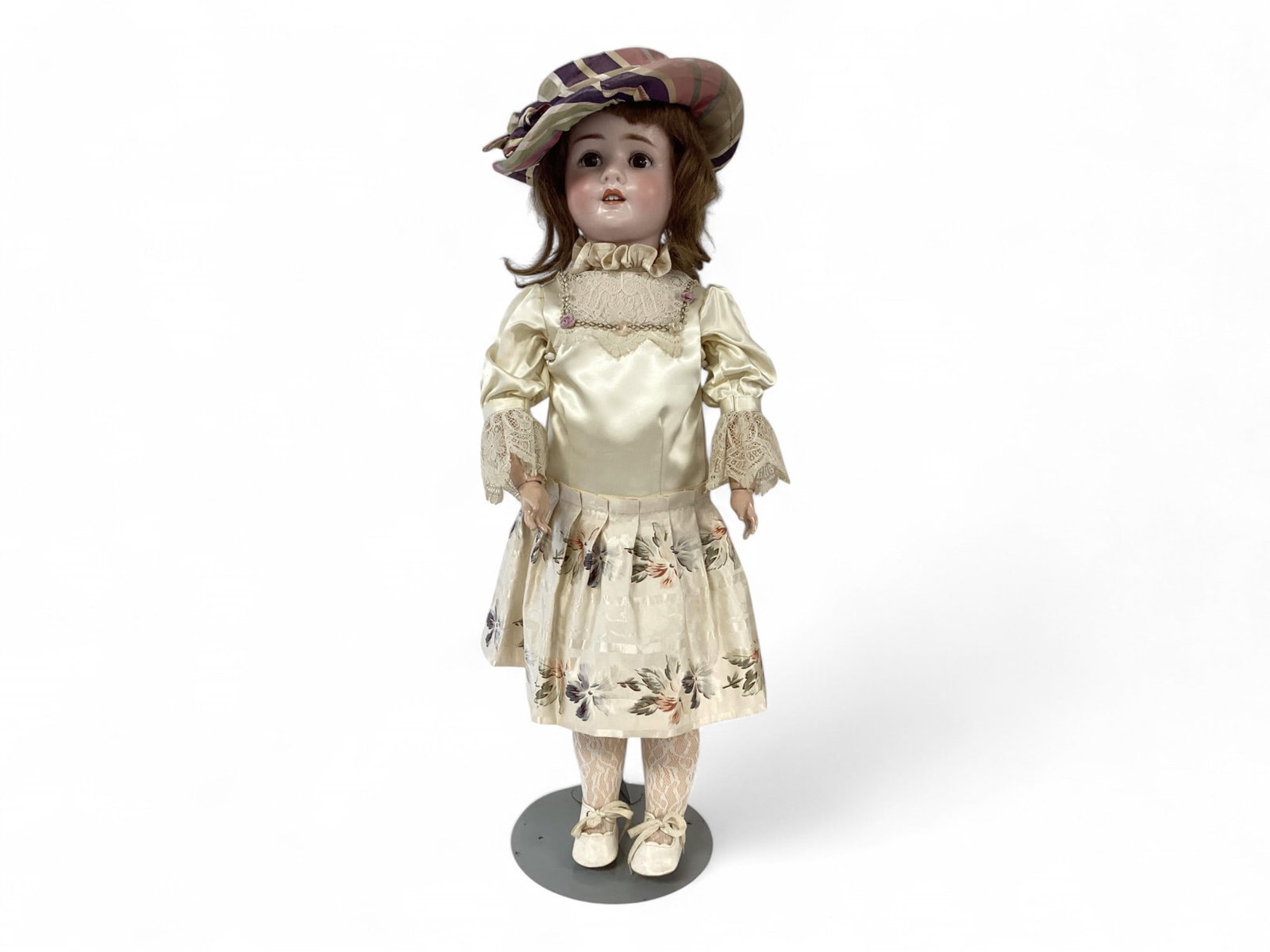 29" Schoenau & Hoffmeister 914 Bisque Socket Head Child: 29" Schoenau & Hoffmeister 914 Bisque Socket Head Child Bisque head has no cracks or chips, factory line behind right ear, she is on composition body. Sleep eyes with thinning applied lashes as well a