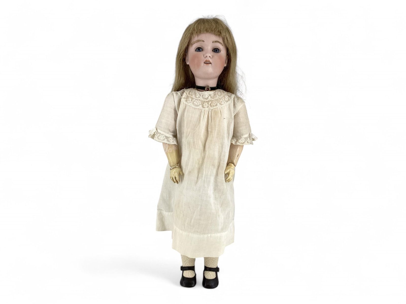 Kestner 197 bisque socket head girl.: Kestner 197 bisque socket head girl. 22" doll with replaced wig, glass sleep eyes with fur eyelashes, inset fur eyebrows, open mouth with square cut teeth, jointed composition body. Bisque is goo