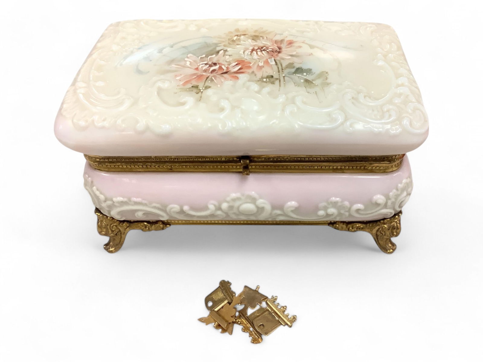 Antique Wavecrest Porcelain Box 5 1/2 x 6 x 9 1/2 in. (14 x 15.2 x 24.1 cm.) (1 of 5)