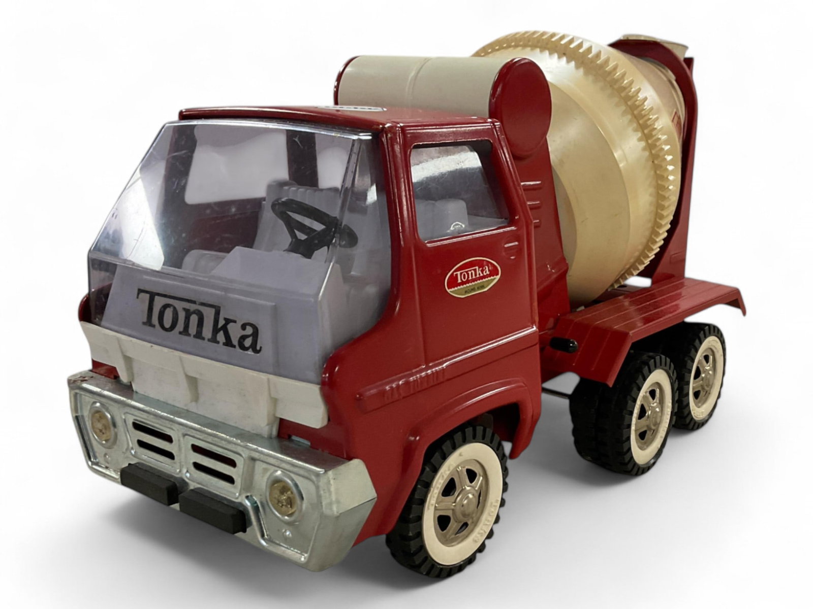 Vintage Tonka Cement Truck 7 3/4 x 14 in. (19.7 x 35.6 cm.): Vintage Tonka Cement Truck 7 3/4 x 14 in. (19.7 x 35.6 cm.)