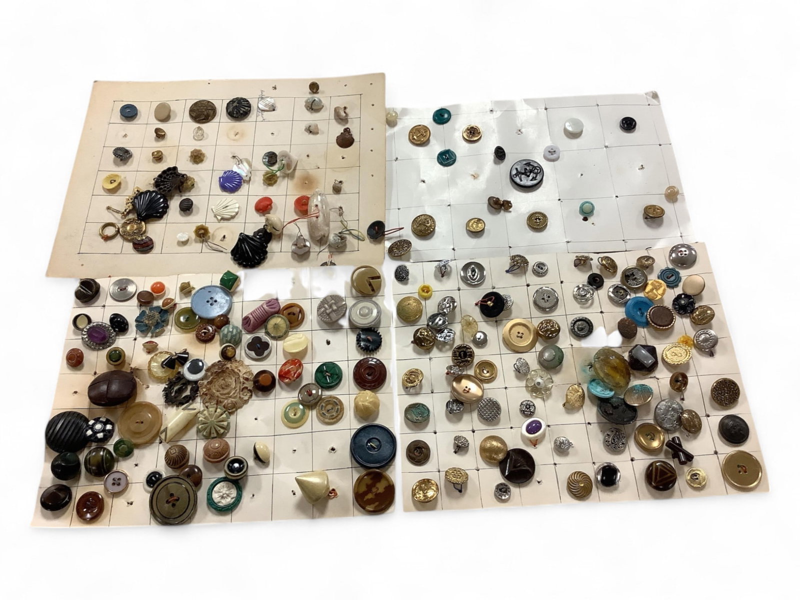 Assortment of Vintage Buttons To Include Shell and Molded Buttons: Assortment of Vintage Buttons To Include Shell and Molded Buttons