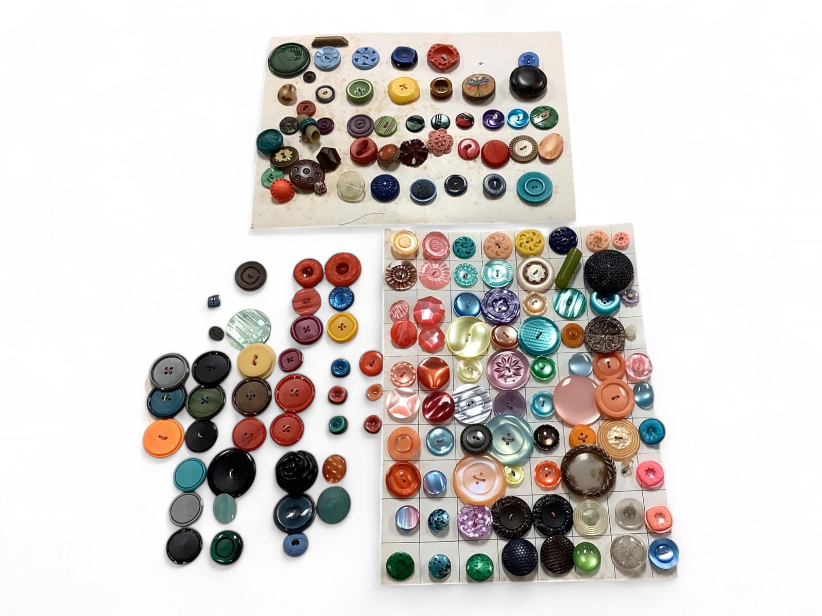 Assorted Vintage Buttons (Including Brightly Collored Round Plastic) (1 of 5)