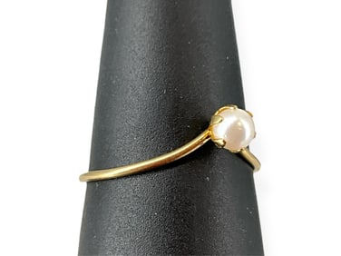 10kt Yellow Gold Pearl Solitaire Ring