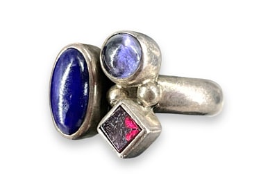Pretty Silver Ring w/Three Stones