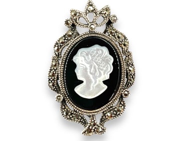 Modern Serling Silver Ring With Mother Of Pearl & Onyx Cabochon