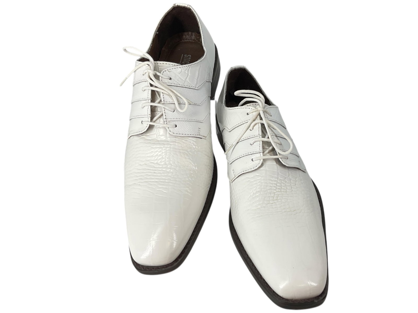 Menís Embossed Alligator Oxfords: Menís Embossed Alligator Oxfords Ivory cream embossed alligator oxfords by Stacy Adams. Leather upper and out sole, crested heel, size 11M, made in India. #24873 100. Gently used condition, soles jus