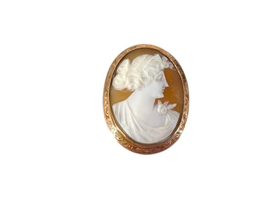 Cameo Brooch in Gold