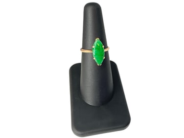 Pretty Vintage Jade Ring in Gold