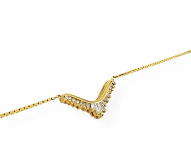 Beautiful 18k y/g Necklace with Fancy Diamond Center