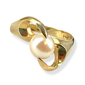 Ring in Modern Setting w/Akoya Pearl
