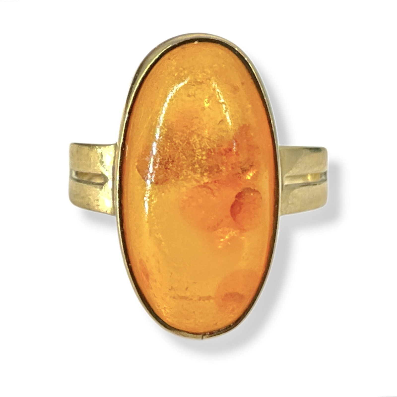 Antique Ring Hallmarked ì333î w/Amber Center: Antique Ring Hallmarked ì333î w/Amber Center Antique ring is hallmarked ì333î for 8k gold and has a decorative split shank and features an oval-shaped, bezel-set piece of amber measuring approxima