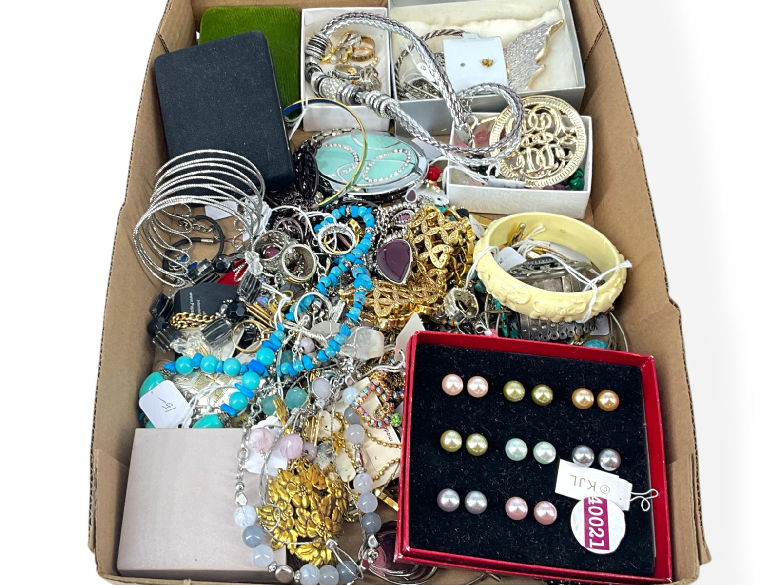 Assortment of Fashion and Costume Jewelry & Accessories (1 of 13)
