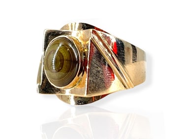 Attractive Gents Ring in 10k Yellow Gold w/Bulls Eye Agate