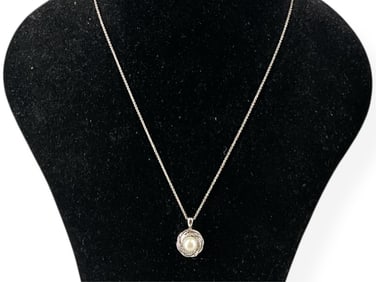 Pretty Necklace in Silver w/Pearl Pendant