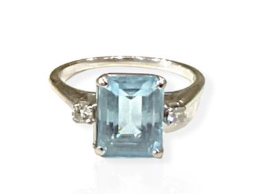 14kt White Gold and Aquamarine Gemstone Ring with Diamond Accents