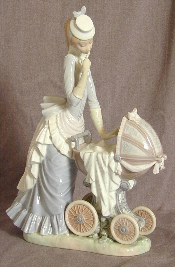 5543 LLADRO FIGURINE LADY W/BABY CARRIAGE