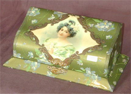 VICT HINGED LADIES DRESSER SET W/PORTRAIT MOTIF 1: VICT HINGED LADIES DRESSER SET W/PORTRAIT MOTIF 10 1/2"L X 5 1/2"W X 4 1/2"H