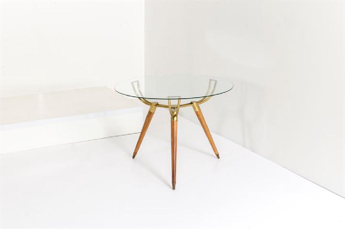 PRODUZIONE ITALIANA: Tavolino in legno di ciliegio e ottone, piano in vetro molato. Anni '50 cm 52x70x70