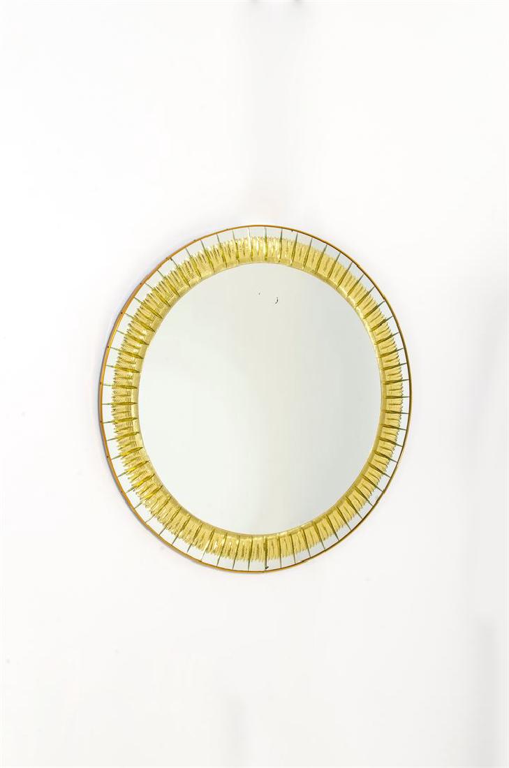 CRISTAL ART: Specchio con cornice in vetro trasparente e oro. Anni '60 diam cm 98