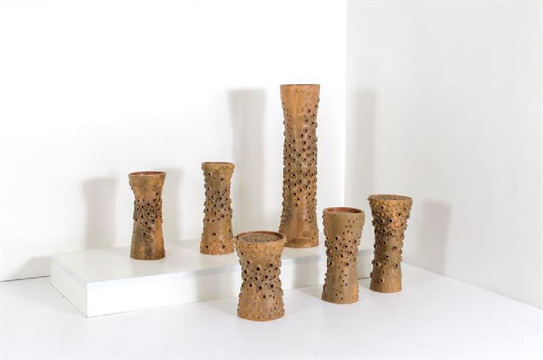 CLIZIA (MARIO GIANI): Serie si sette vasi-scultura in terracotta. Uno marcato Clizia 65 sul bordo alla base rispettivamente cm 113x29, 61x30, 57x27, 60x22, 55x25, 57x30 Sbeccature