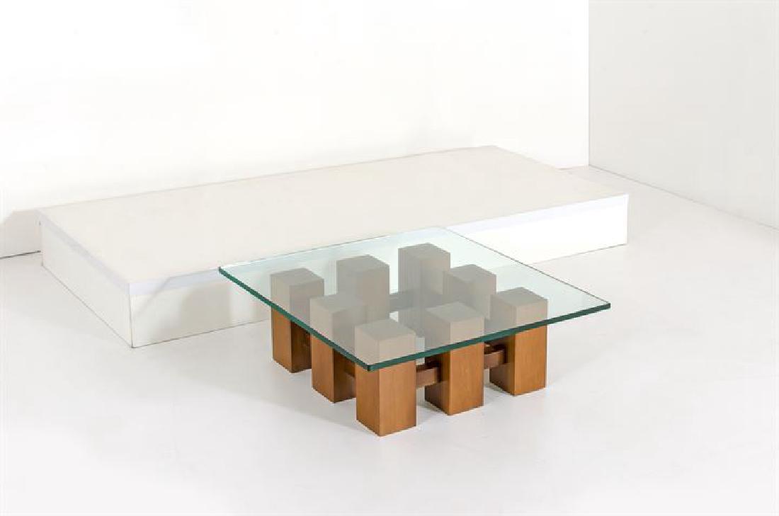 FONTANA ARTE Tavolino mod. 2455: Base in legno di noce, piano in cristallo. 1957 ca cm 27x80x80