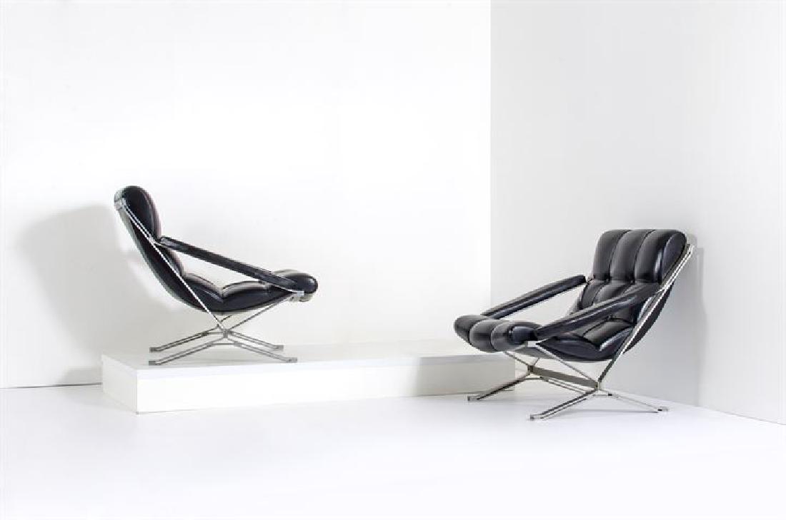 MOSCATELLI GIANNI Due poltrone mod. Sayonara: Struttura in acciaio brunito, imbottitura rivestita in pelle.Prod. Formanova anni '70cm 83x80x100