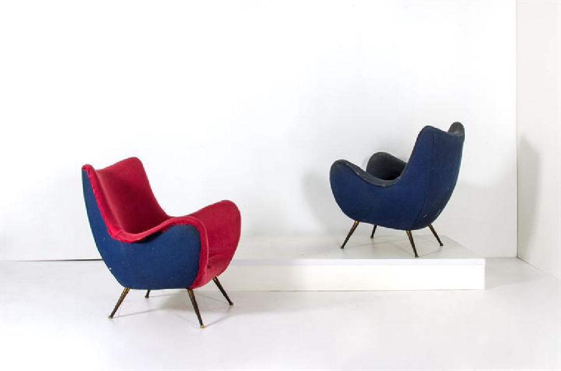 PRODUZIONE ITALIANA: Coppia di poltrone con imbottitura rivestita in tessuto, sostegni in ottone. Anni '50 cm 84x78x65