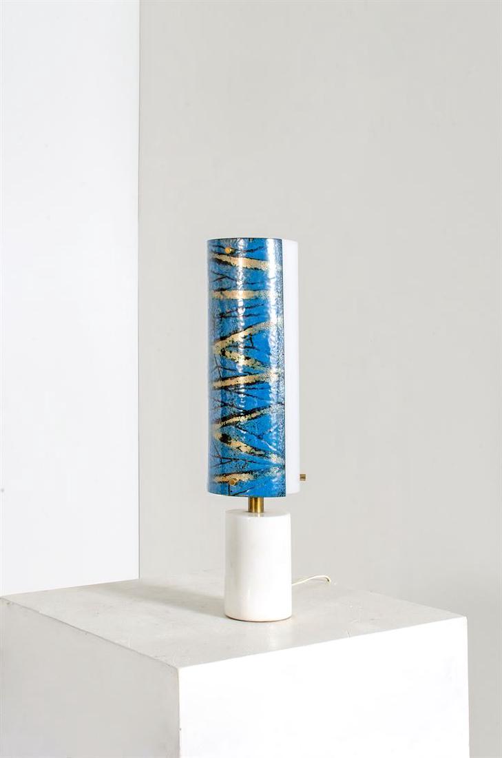 CASEY FANTIN: Lampada da tavolo in plexiglass e metallo smaltato, base in marmo bianco.Anni '50Etichetta del rivenditore sotto la base.h cm 44