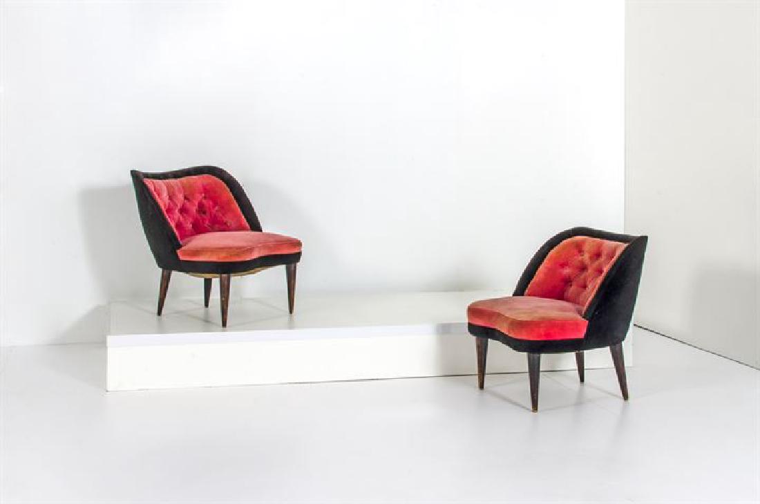 PRODUZIONE ITALIANA: Coppia di poltroncine con cuscini e imbottitura rivestita in velluto bicolore, gambe coniche in legno. Anni '50 cm 55,5x53x56