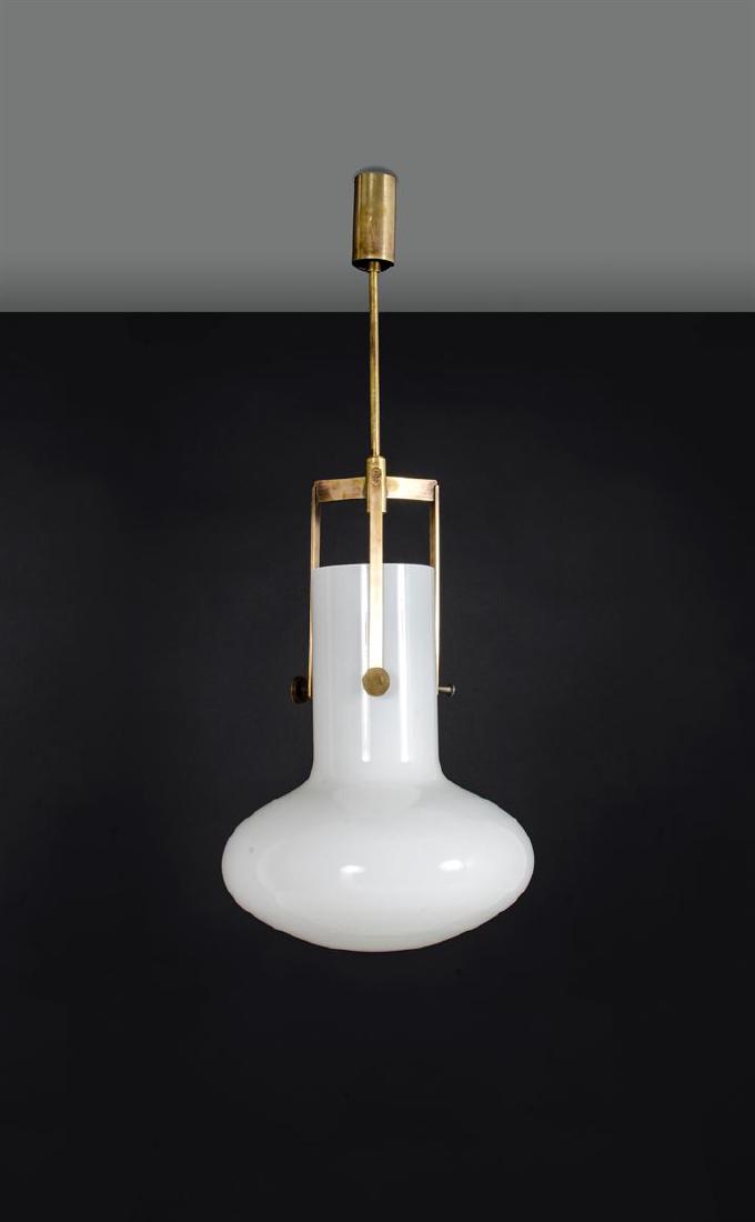 GARDELLA IGNAZIO: Lampada a sospensione con struttura in ottone, diffusore in vetro satinato.Prod. Azucena anni '50h cm 70
